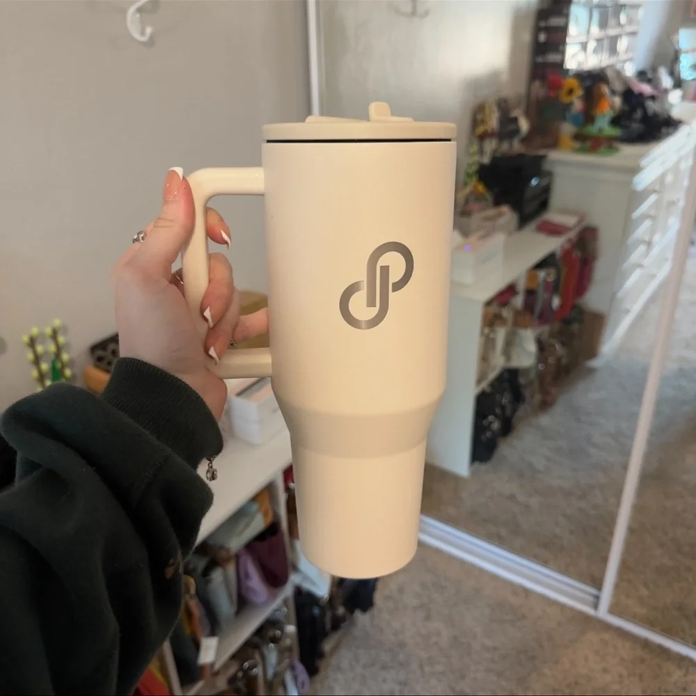 Poshmark Cream HydroJug White Insulated Water Bottle 40oz - Picture 3 of 7